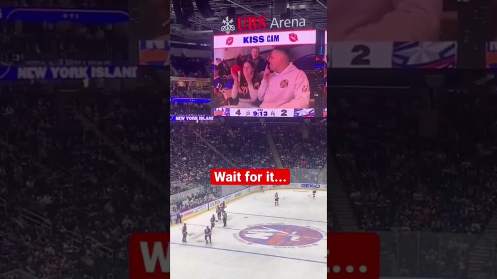Hockey Kiss Cam! Couple on their first date *Awkward 💋😬