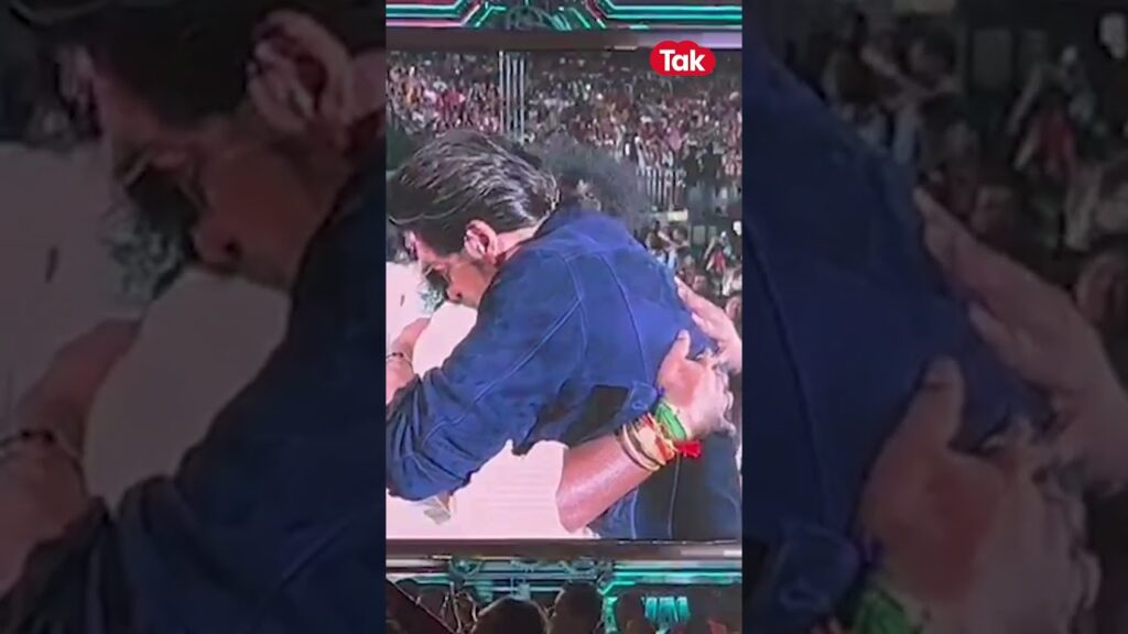 Shah Rukh Khan hugs Yogi babu at Jawan Pre Release event | Chennai | Atlee | Jawan | #srk #yogibabu